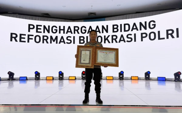 Thumbnail Berita - Polres Mojokerto Kota Sabet Tiga Penghargaan, 2 dari Kapolri dan 1 dari Menteri PAN-RB