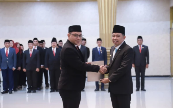 Thumbnail Berita - Lantik 21 Pejabat Pemkab Jember, Bupati Fawait Tekankan Fokus Tangani Kemiskinan