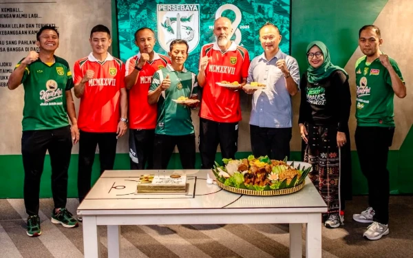 Thumbnail Genap Berusia 98 Tahun, Azrul Ananda Berharap Persebaya Jadi Klub Mandiri