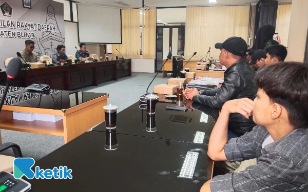 Thumbnail Berita - Warga Gambar Anyar Kepung DPRD Blitar: Tuntut Kepastian Lahan Plasma, Perusahaan Mangkir Lagi