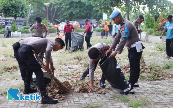 Thumbnail Berita - Sambut Hari Bhayangkara, Polda Aceh Gelar Aksi Bersih Pantai di Ulee Lheue