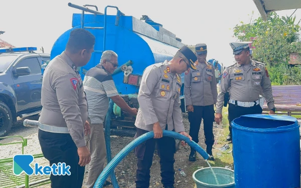 Thumbnail Momen Hari Bhayangkara, Polres Aceh Utara Salurkan Air Bersih Gratis untuk Warga Pesisir