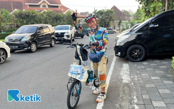 Thumbnail Di Usia 77 Tahun, Eyang Mujiono Gowes Ratusan Kilometer Jelajahi Nusantara