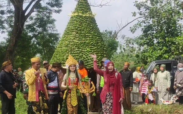 Thumbnail Berita - Ribuan Warga Ikuti Grebrek 6 Gunungan Tape dan Hasil Bumi Desa Tawaran Kenduruan Tuban