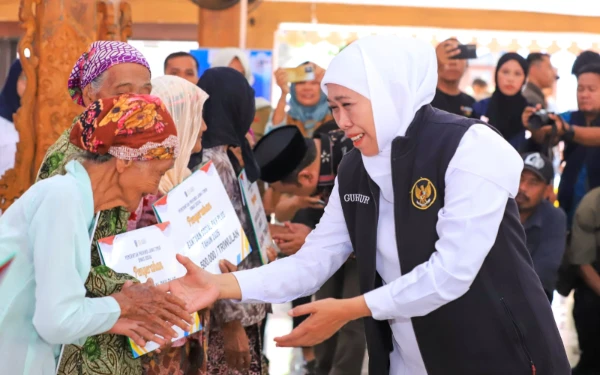 Thumbnail Berita - Gubernur Khofifah Gelontor Bansos Rp10,2 Miliar untuk Masyarakat Kabupaten Probolinggo