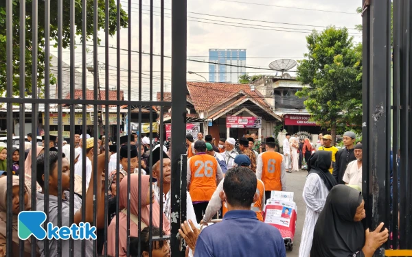 Thumbnail Isu Teror Bom Pesawat Jemaah Haji Surabaya, Handayani Cemas Menanti Kepulangan Suami