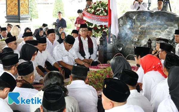 Thumbnail Penuh Haru! Ribuan Kader PDIP se-Jateng Ziarah Makam Bung Karno, Ini Pesan Bambang Pacul