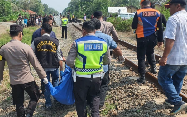 Thumbnail Berita - Pemotor Tewas Tertabrak Kereta di Perlintasan Tanpa Palang Pintu Tengeng Wetan Pekalongan