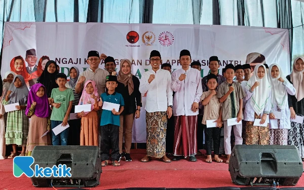 Thumbnail Berita - Haul Sukarno, Mas Kaisar Gelar Pengajian dan Beri Santunan Santri Berprestasi di Banyumas