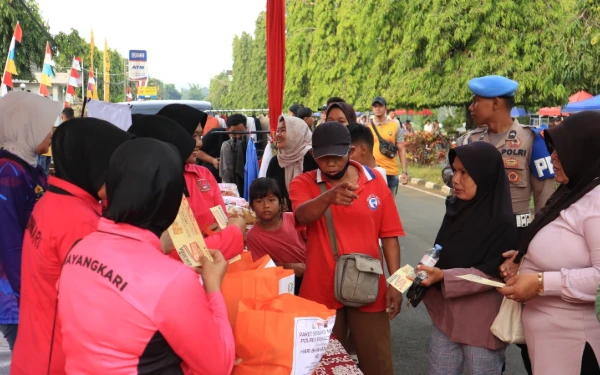 Thumbnail Berita - Polres Pekalongan Gelar Bazar Murah di CFD, 250 Paket Sembako Ludes Diserbu Warga