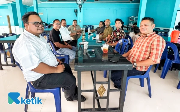 Thumbnail Berita - Asyiknya Nongki di Warkop Kreatif Labura, Bahas Peluang Ekonomi hingga Kreasi Remaja