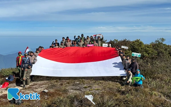 Thumbnail Berita - Tim Ekspedisi Hari Bhayangkara Bentangkan Bendera Merah Putih di Puncak Gunung Leuser