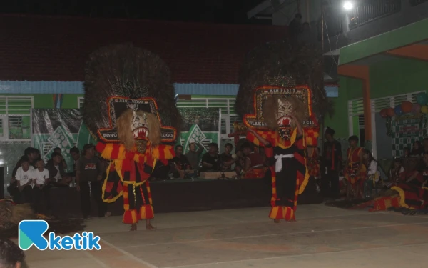Thumbnail Berita - Ratusan Warga Padati MIM Padi III Pacitan, Saksikan Pertunjukan Reog Karya Siswa Sendiri