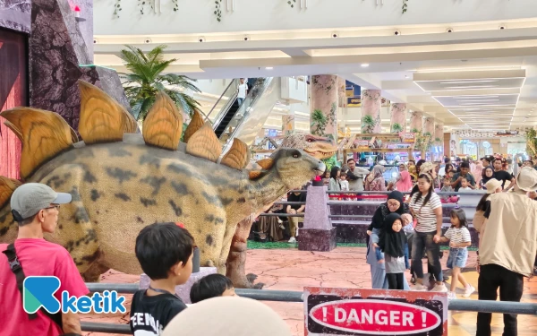 Thumbnail Solusi Liburan Seru dan Edukatif, Sensasi Dinosaurus di Tengah Kota Surabaya