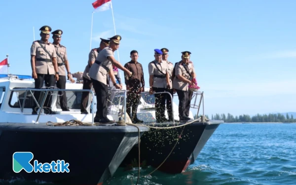 Thumbnail Berita - Kenang Jasa Pahlawan, Polres Abdya Tabur Bunga di Dermaga Susoh