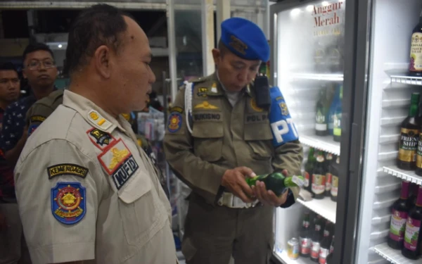 Thumbnail Satpol PP Surabaya Segel Toko Kelontong Penjual Miras Ilegal