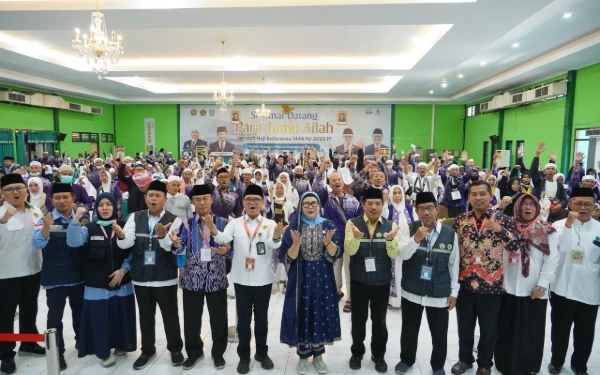 Thumbnail Jemaah Haji Kloter 39 Tiba di Surabaya, Anggota Komisi VIII DPR RI Doakan Mabrur