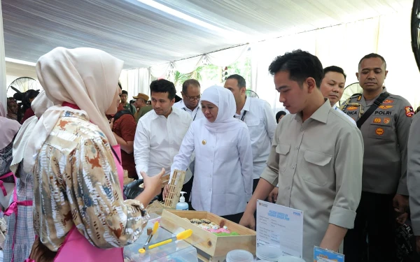 Thumbnail Kunjungi UMKM Perempuan di Bondowoso, Gibran Apresiasi Rendahnya Kredit Macet Nasabah Mikro