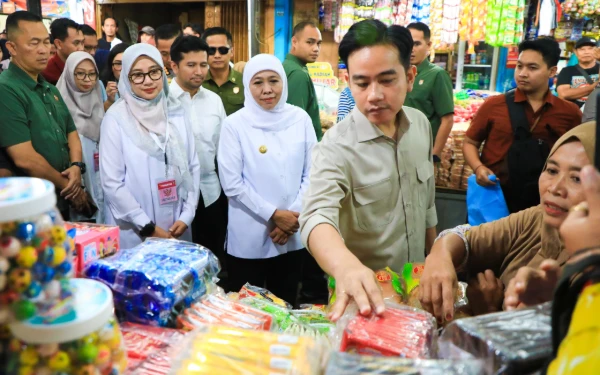 Thumbnail Berita - Cek Harga Sembako, Wapres Gibran dan Gubernur Khofifah Blusukan ke Pasar Rogojampi Banyuwangi
