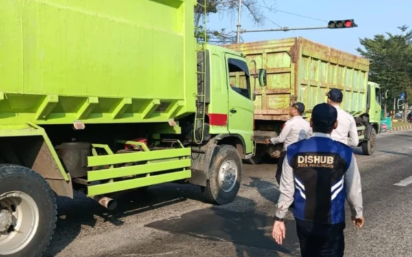 Thumbnail Berita - Dishub Kota Pekalongan Tegaskan Larangan Truk Lewat Pantura Siang Hari, Lalu Lintas Kini Lebih Lancar