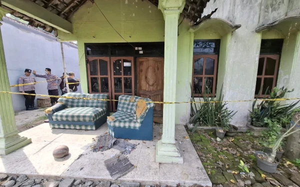 Thumbnail Berita - Istri Tega Bunuh Suami, Sembunyikan Jenazah di Bawah Kasur Selama 40 Hari