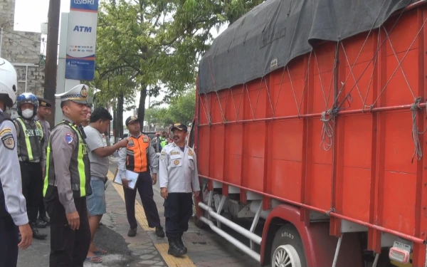 Thumbnail Berita - Cegah Kebocoran PAD, Dishub Kota Mojokerto Intens Tertibkan Parkir Liar