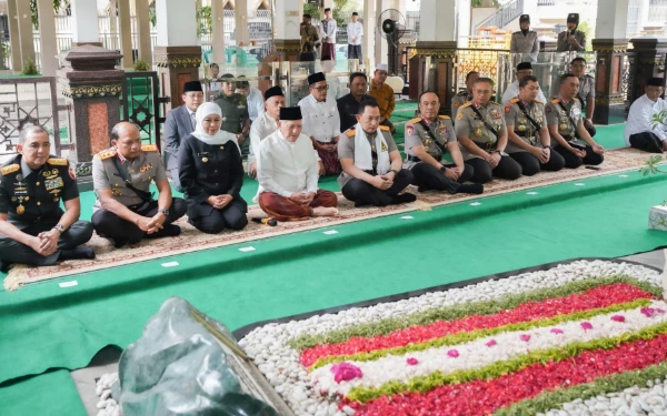 Thumbnail Gubernur Khofifah Dampingi Kapolri Ziarah Makam Gus Dur di Jombang, Jelang Hari Bhayangkara