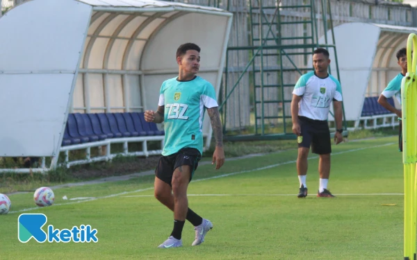Thumbnail Gabung Persebaya, Gali Freitas Kagum Lihat Fasilitas dan Dukungan Bonek