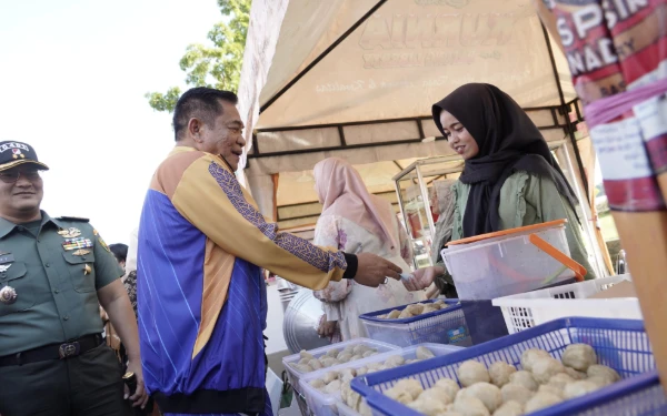 Thumbnail Ratusan UMKM Berjejer di Depan Rumah Bupati Muba HM Toha! Apa Alasannya?