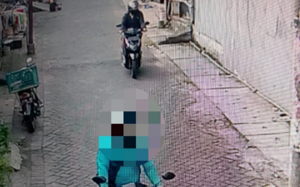 Thumbnail Penjambretan Berencana Terekam CCTV di Kelurahan Jeruk Surabaya, Pelaku Tutupi Plat Nomor