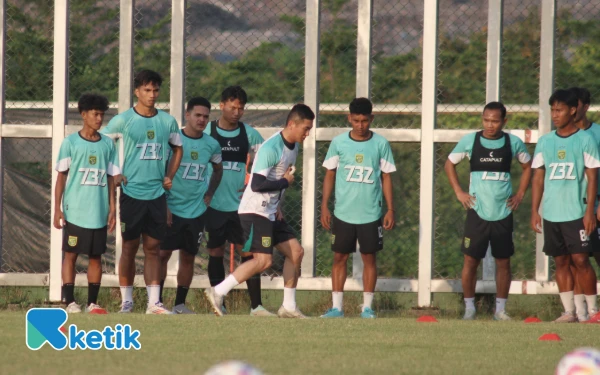 Thumbnail Flavio Silva Tak Tampak di Latihan Persebaya, Sinyal Ada Striker Baru?