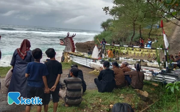 Thumbnail Berita - Suroan, Warga Pantai Pidakan Pacitan Larungkan Sesaji Pakai Barong Laut
