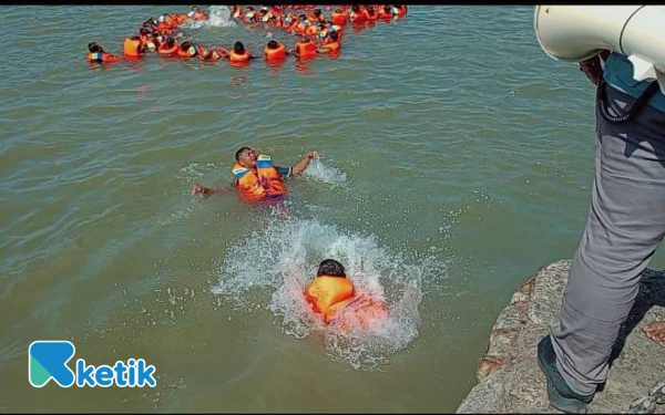 Thumbnail Berita - KKP Beri Pelatihan Gratis kepada Nelayan Cilacap untuk Atasi Kecelakaan Laut