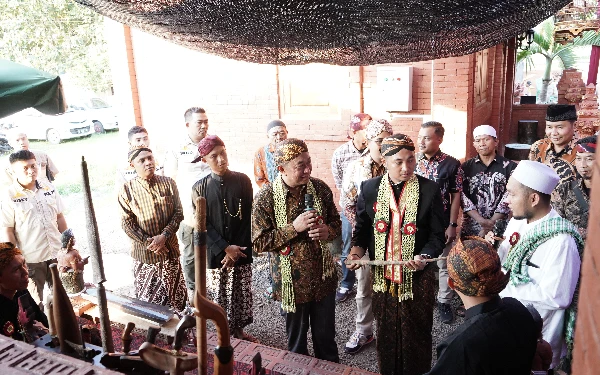 Thumbnail Ritual Sakral Sambut Tahun Baru Islam, Warga Jurangsapi Lestarikan Tradisi Penjamasan Pusaka