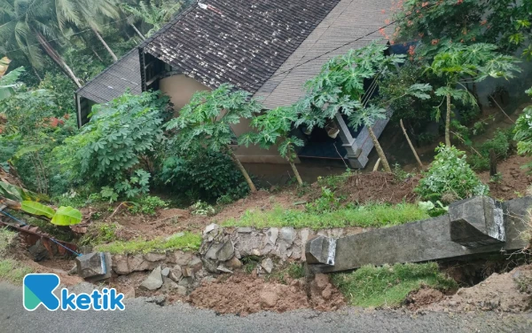 Thumbnail Berita - Hujan Semalam Picu Longsor di Kebonagung Pacitan, Bahu Jalan Amblas