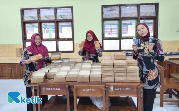 Thumbnail Berita - Banjir Orderan! SMAN 1 Karangan Kabupaten Trenggalek Terima 700 Pesanan di Acara Pembagian Rapor