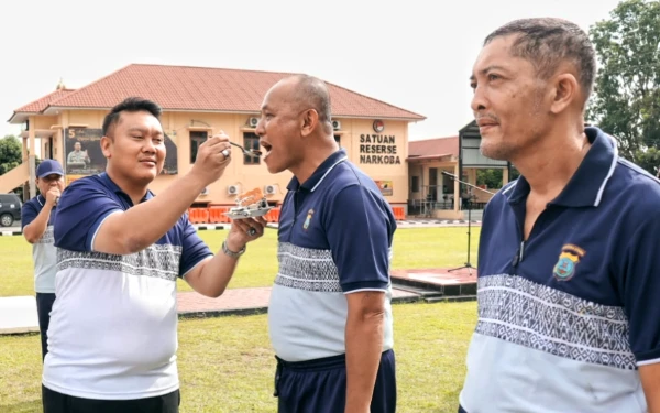 Thumbnail Berita - Kapolres Choky Sulang Kue ke Personel Berulang Tahun, Pupuk Kebersamaan Semangat Kerja