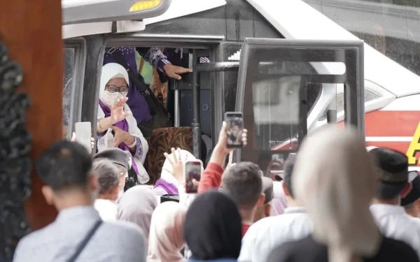 Thumbnail 201 Jemaah Haji Tiba di Pacitan, Dua Tak Bisa Pulang: Satu Wafat, Satu Dirawat