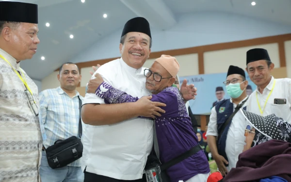 Thumbnail Bupati Asahan Jemput Dua Jemaah Haji yang Sakit di Embarkasi Medan