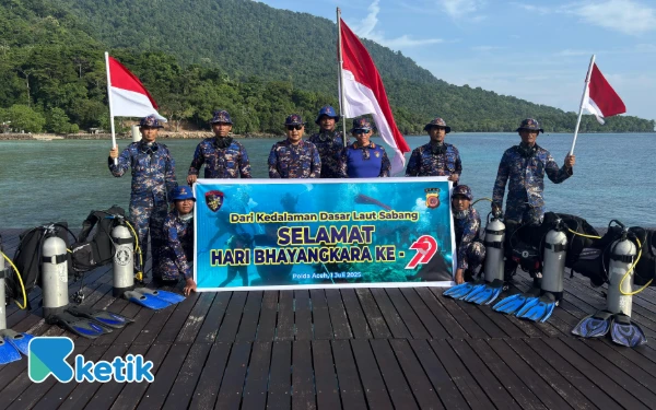 Peringati Hari Bhayangkara ke-79, Ditpolairud Polda Aceh Kibarkan Merah Putih di Dasar Laut Sabang