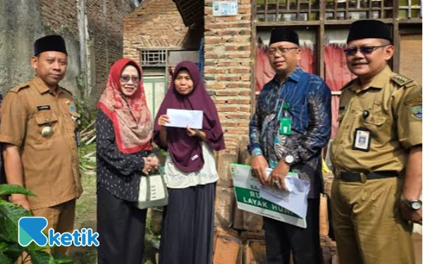 Thumbnail Berita - Baznas dan Anggota DPRD Kota Cilegon Bantu Warga Cibeber yang Rumahnya Ambruk