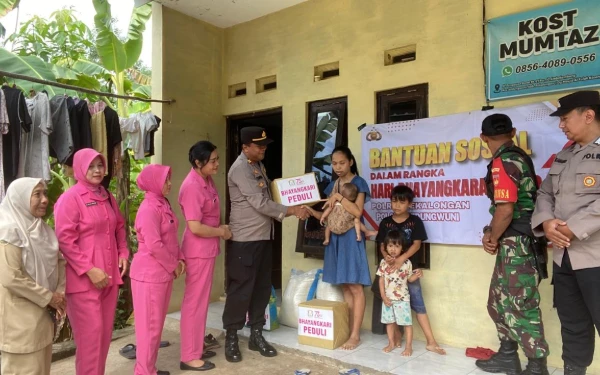 Thumbnail Berita - Sambut Hari Bhayangkara, Kapolsek Kedungwuni Salurkan Bantuan Sosial di Kontrakan Mumtaz