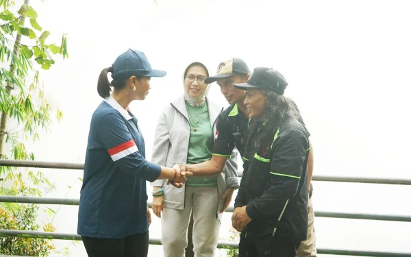 Thumbnail Berita - Wamenpar Niluh Puspa: Air Terjun Tumpak Sewu Lumajang Punya Pesona Luar Biasa