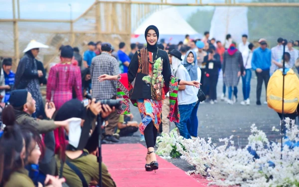 Thumbnail Berita - Fashion Batik Khas Lumajang Warnai Event Segoro Topeng di Pantai Watu Pecak