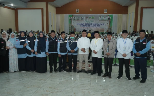 Thumbnail Berita - Wabup Asahan Sambut Jemaah Haji Kloter 15! Usia Termuda 19 Tahun, Tertua 90 Tahun