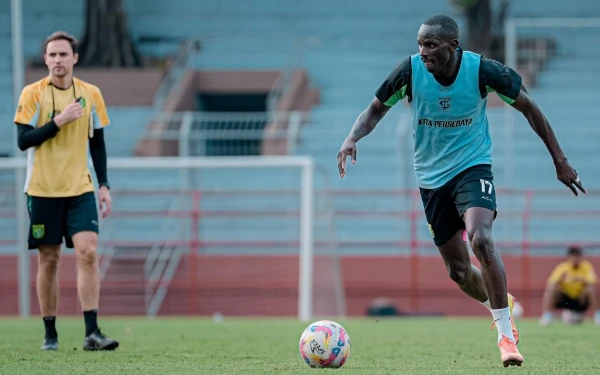 Thumbnail Flavio Silva Resmi Berpisah, Pelatih Persebaya Belum Umumkan Penggantinya