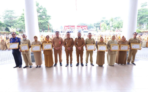Thumbnail ‎Sembilan ASN Purna Tugas Pemkot Batu Dapat Penghargaan dari Wali Kota    ‎