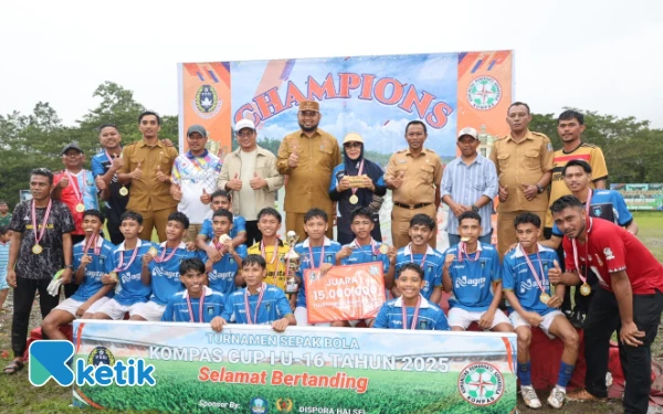 Thumbnail Tanah Masjid Amasing Kali Juarai Kompas Cup I U-16 Halsel 2025, Dipersembahkan Untuk Alman Arief