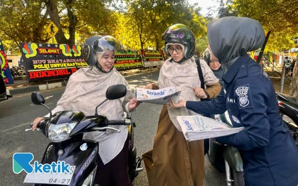 Thumbnail Berita - Momen Hari Bhayangkara ke-79, Bidhumas Polda Aceh Bagikan Koran Gratis kepada Masyarakat