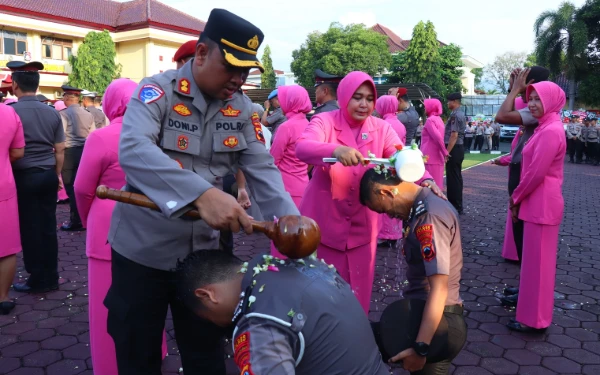 Thumbnail Berita - Naik Pangkat, 40 Personel Polres Pekalongan Dirsiram Air Kembang